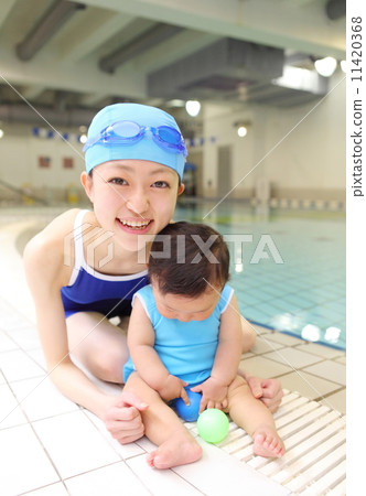 嬰兒游泳9個月大 嬰兒游泳9個月大 11420368