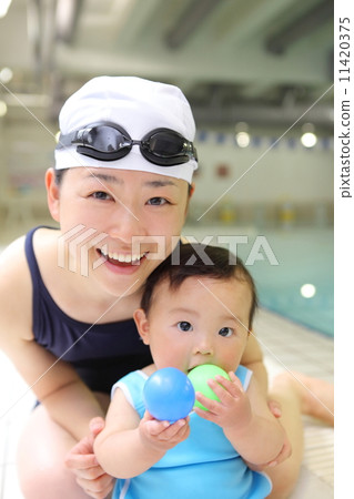 嬰兒游泳9個月大 嬰兒游泳9個月大 11420375
