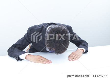 道歉的男性員工 11424753