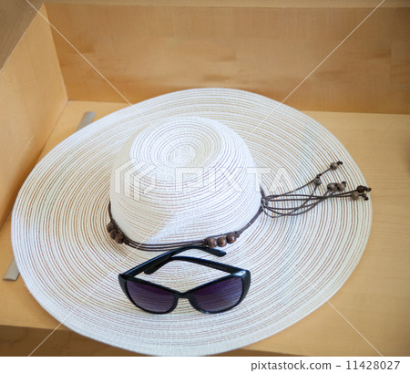 Large beach hat and glasses from the sun Large beach hat and glasses from the sun 11428027