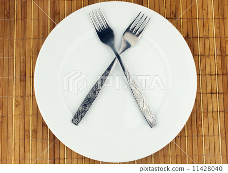 White plate, fork crosswise White plate, fork crosswise 11428040