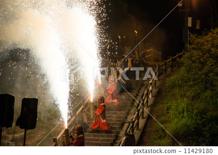 Noboribetsu Onsen Jigokudani Demon Fireworks Devil有一個手工製作的煙花Finale Hell帶有魔鬼 11429180