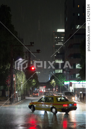 Taxi that runs through guerrilla heavy rain 11429184