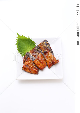 Grilled autumn sweet potatoes 11431214