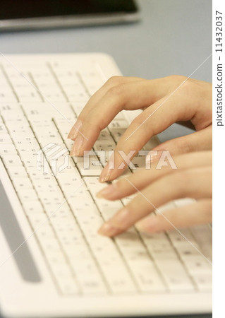 女操作員 11432037