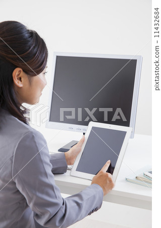 Business woman with tablet Business woman with tablet 11432684