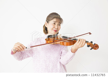 Senior woman playing the violin 11432765