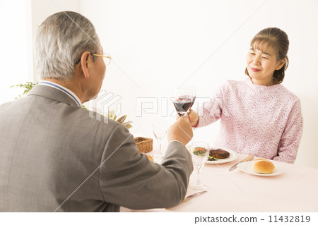 Senior couple eating 11432819