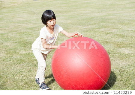 A girl playing 11433259