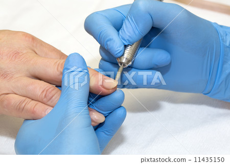 woman doing manicure beauty salon woman doing manicure beauty salon 11435150