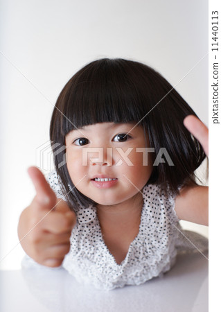 The girl in front of the table 11440113