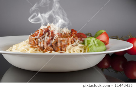 bolognese spaghetti 11443435