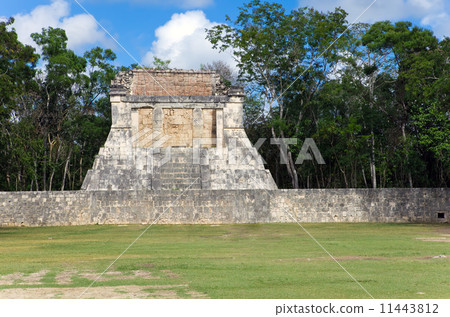 Chichen Itza pyramid, Yucatan, Mexico 11443812