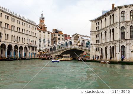 Venice. A bad weather before flooding. Rialto brigde Venice. A bad weather before flooding. Rialto brigde 11443946