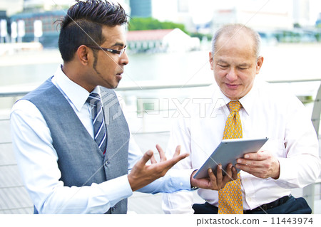 Young executive making presentation to senior executive using tablet 11443974