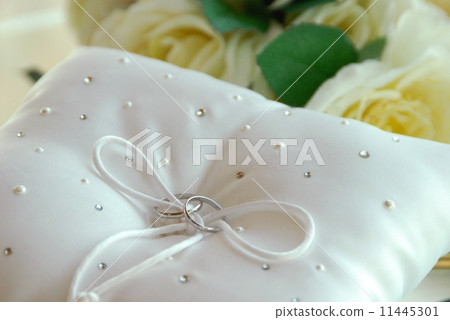 環形枕頭與結婚戒指 11445301