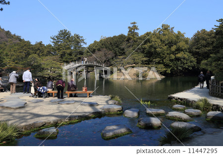 “Rurin公園”在那裡，來自風雨的水倒入南湖，遊客常常在Fujibotei周圍停下腳步。 （左手是Fukiagei-tei的泊位，那邊是月亮上的橋） 11447295