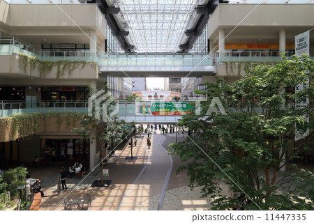 高松市丸龜町購物街再開發館“丸龜町綠”（參觀南町購物街的方向） 11447335