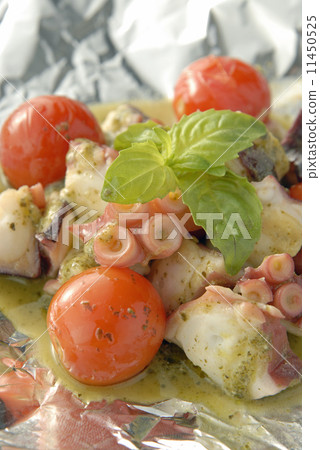 Foil grilled octopus and mini tomatoes, 11450525