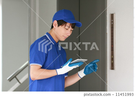 Worker deliverer home delivery office move (male work business 30's businessman) Worker deliverer home delivery office move (male work business 30's businessman) 11451993