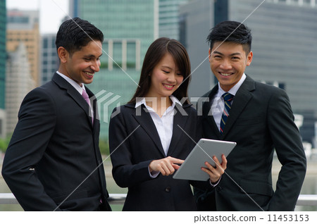 Be part of this young, multi-ethnic, successful and connected team Be part of this young, multi-ethnic, successful and connected team 11453153