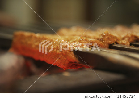 Close-up of minced meat being barbecued 11453724