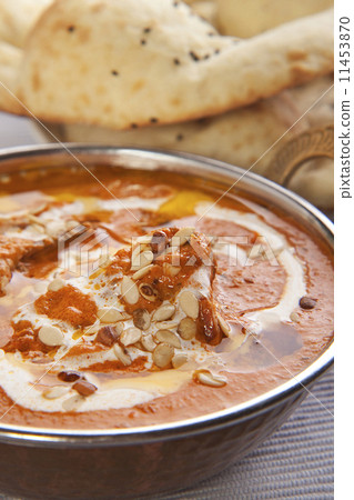 圖庫照片: delicious chicken curry with tandoori rotis