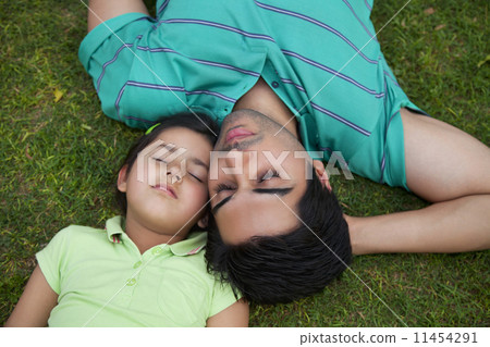 Father and daughter sleeping together 11454291