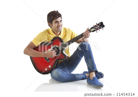 Young man playing a guitar 11454314
