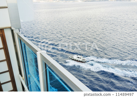 pilot boat approaching to cruise ship 11489497
