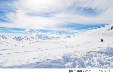 mountain skiing on Alps in Paradiski area, France mountain skiing on Alps in Paradiski area, France 11489743