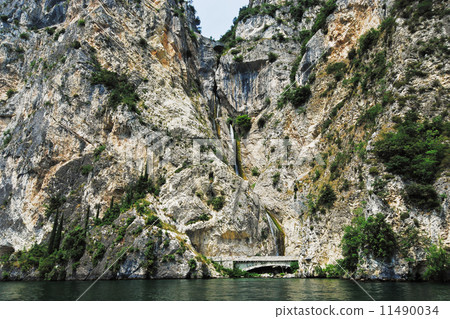 rocky coastline of Lake Garda, Italy 11490034