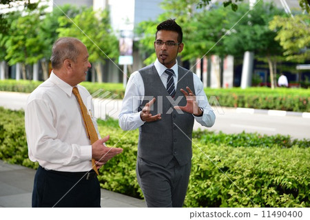 Businessman having discussion 11490400