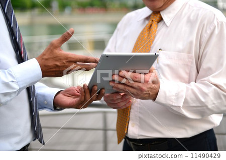 Businessman having discussion using tablet 11490429