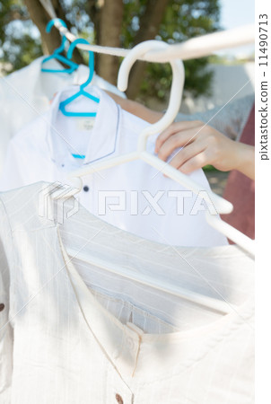 Hang up the laundry 11490713