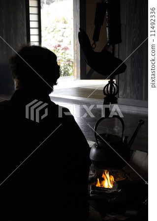 在壁爐的爐膛端 在壁爐的爐膛端 11492336