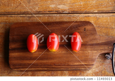 Summer vegetables (tomatoes) 11493013