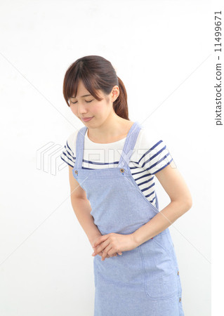 A woman in an apron 11499671