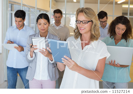 Casual boss standing in front of her team all taking notes 11527214