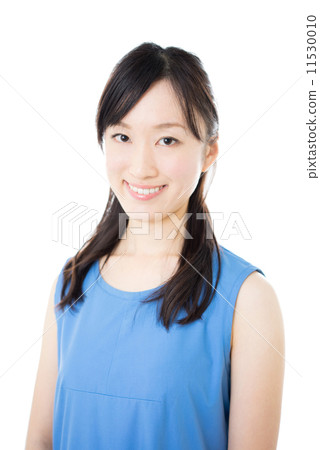 A woman with a smile 11530010