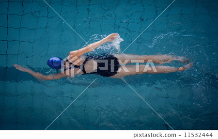 Fit woman swimming in the pool 11532444