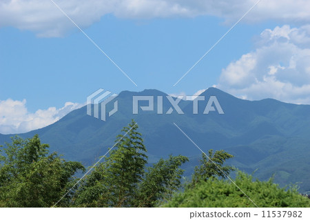 夏天的天空和山 11537982