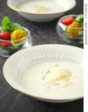 Vississoise and mini salad (black background · vertical position) Vississoise and mini salad (black background · vertical position) 11538316