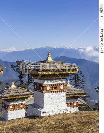 chorten at the pass 11539096