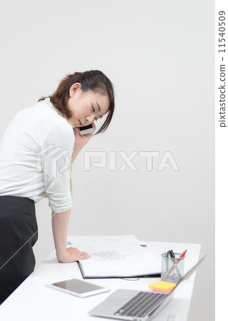 在打電話時看文件 11540509