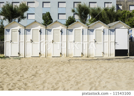 Wooden cabins on the beach 11543100