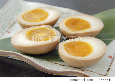 A boiled egg 11555610
