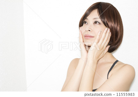 握她的在她的面頰的婦女手 握她的在她的面頰的婦女手 11555983