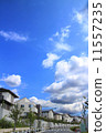 安靜的新建住宅區和藍天 11557235