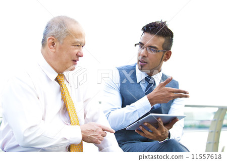 Young executive making presentation to senior executive using tablet 11557618